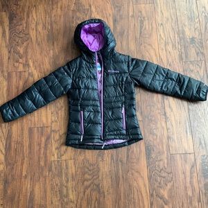 Columbia winter jacket with some down and Omni heat for extra warmth. Size Small